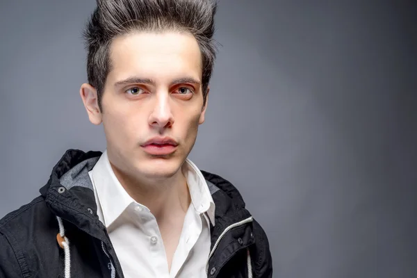 Genç erkek güçlü yüz hatları