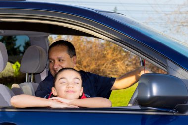 Baba ve kızı Mini minibüste oturmuş