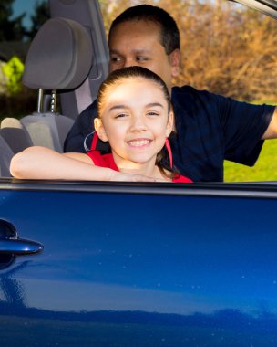 Baba ve kızı Mini minibüste oturmuş