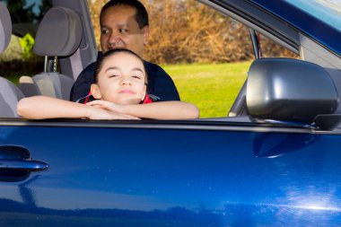 Baba ve kızı Mini minibüste oturmuş