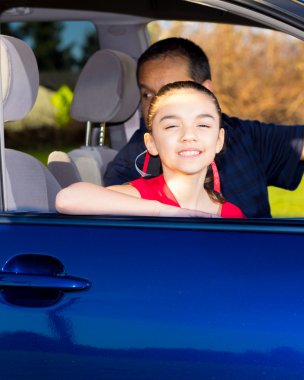 Çok yarış kız zaman yolcu koltuğunda sahiptir.