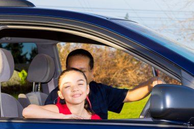 Baba ve kızı Mini minibüste oturmuş