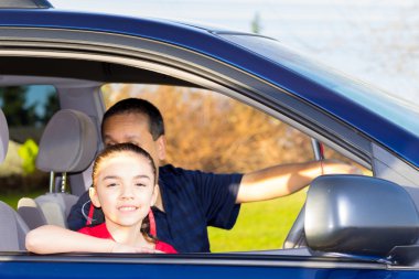 Çok yarış kız zaman yolcu koltuğunda sahiptir.