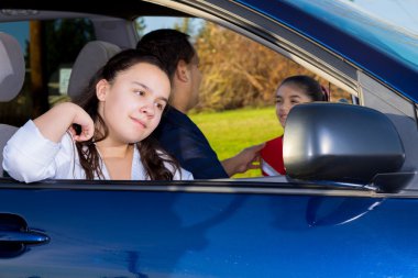 Sabırla baba gönderir Rahibe kapalı olarak kızı bekler