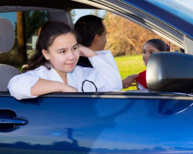 Sabırla baba gönderir Rahibe kapalı olarak kızı bekler