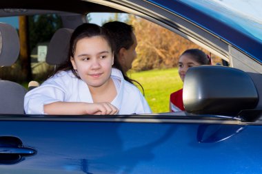 Sabırla baba gönderir Rahibe kapalı olarak kızı bekler