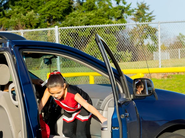 Father Drives Daughter to Cheerleader Practice — Stock Photo, Image