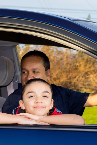 Padre e hija sentados en mini furgoneta — Foto de Stock