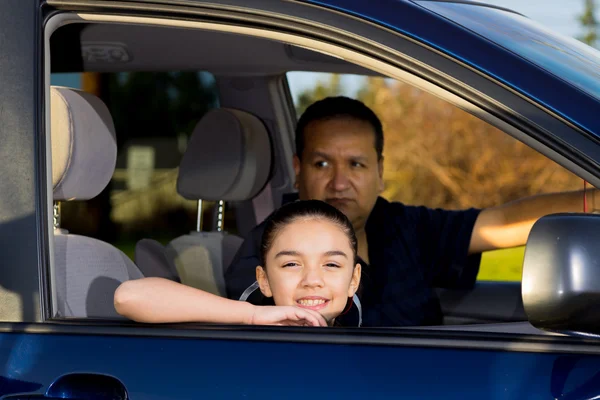 Papá se prepara para conducir a su hija a la práctica — Foto de Stock