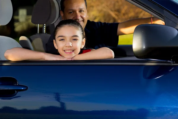 Papá se prepara para conducir a su hija a la práctica — Foto de Stock