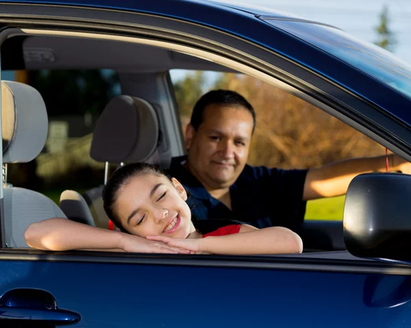 Baba kızı uygulamaya sürücü hazır hale getirilir — Stok fotoğraf