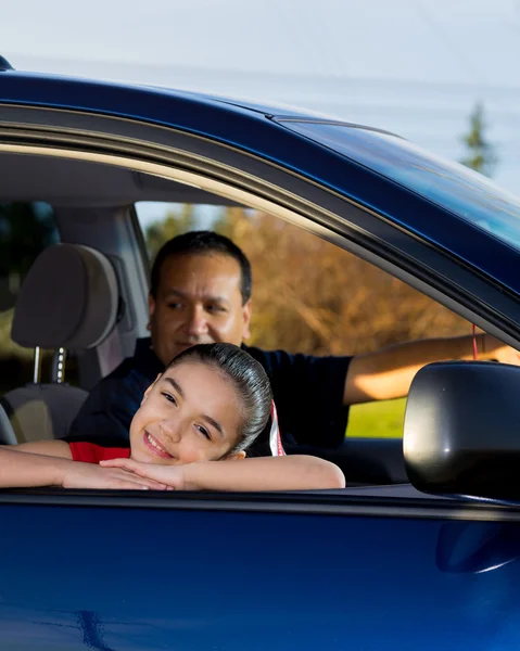 Papá se prepara para conducir a su hija a la práctica — Foto de Stock
