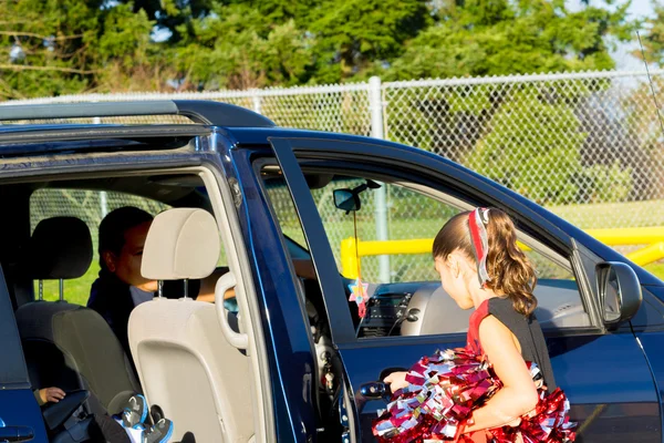 Hispanic Dad Picks Up Daughter After Cheerleader Practice — Stock Photo, Image