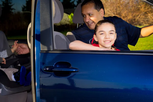 Hispanic Dad Picks Up Daughter After Cheerleader Practice — Stock Photo, Image