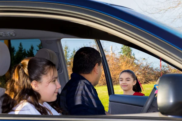 Padre envía a su hija a la práctica de animadoras — Foto de Stock