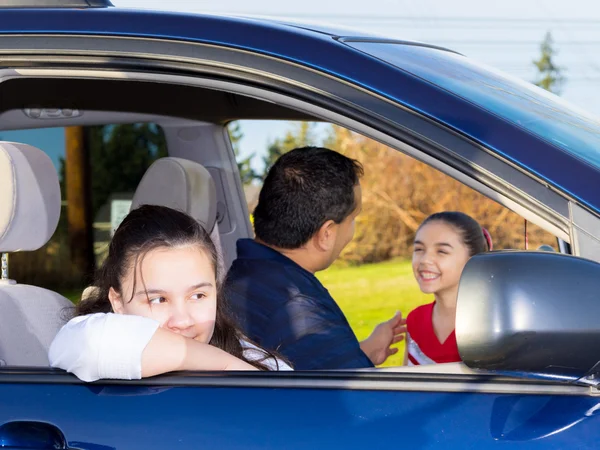 Hija espera pacientemente como papá envía a hermana — Foto de Stock