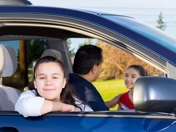 Hija espera pacientemente como papá envía a hermana — Foto de Stock