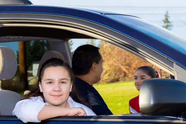 Daughter Waits Patiently As Dad Sends Off Sister — Stock Photo, Image