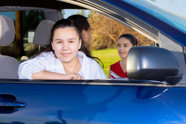 Daughter Waits Patiently As Dad Sends Off Sister — Stock Photo, Image