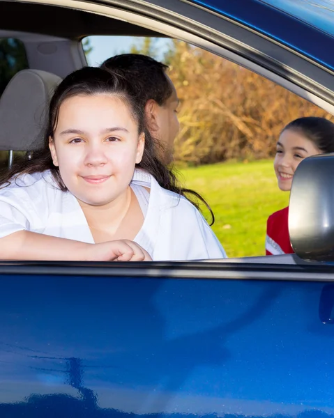 Hija espera pacientemente como papá envía a hermana — Foto de Stock