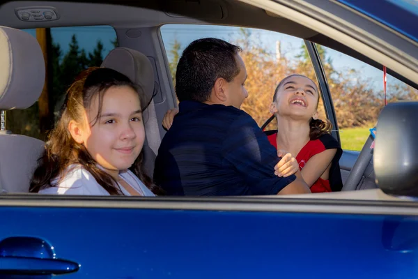 Far skickar dotter Cheerleader praxis — Stockfoto