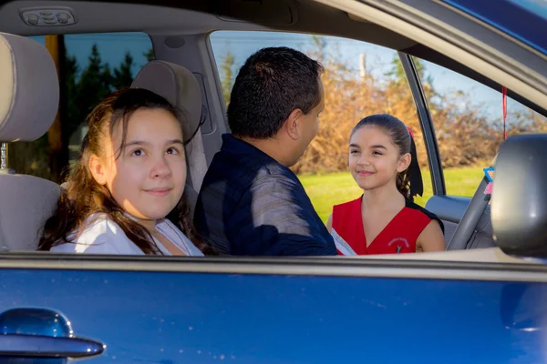 Père envoie sa fille à la pratique des pom-pom girls — Photo