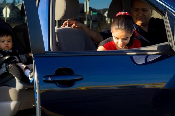 Papa dépose sa fille à la pratique des pom-pom girls — Photo