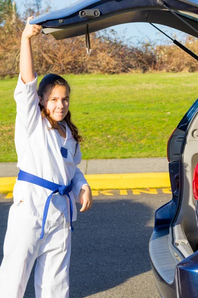 Estudante de artes marciais recebe passeio para praticar — Fotografia de Stock