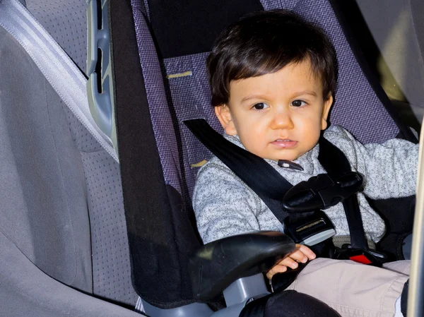 Joven niño varón en asiento de coche —  Fotos de Stock