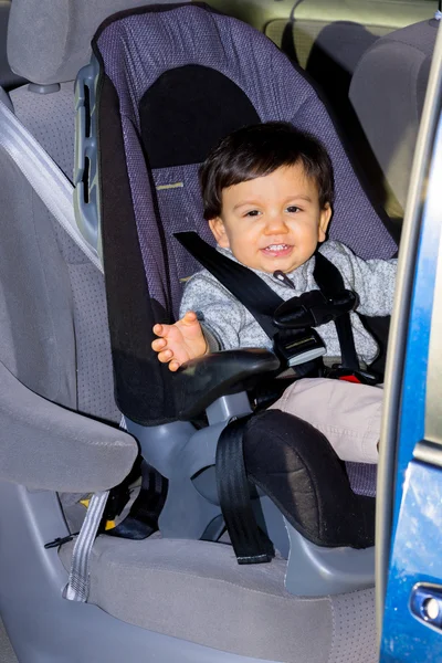 Νέο μικρό αρσενικό παιδί στο κάθισμα αυτοκινήτου — Φωτογραφία Αρχείου