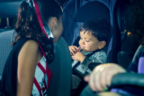 Mãe e irmã fazendo sobre a criança — Fotografia de Stock