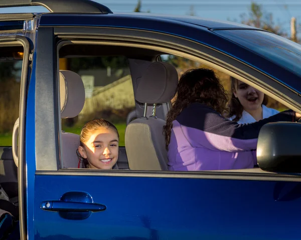 Chica joven en asiento de pasajero de coche — Foto de Stock