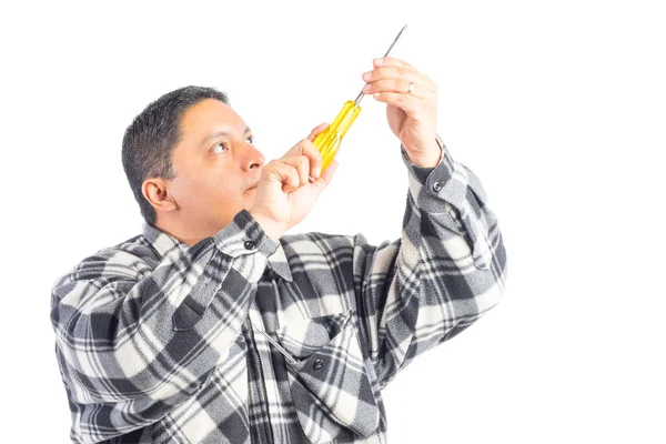 Mężczyzna za pomocą śrubokręta do naprawy — Zdjęcie stockowe