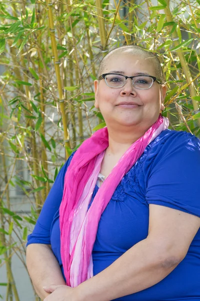 Kobieta z rozpoznaniem raka utrzymuje pozytywne nastawienie — Zdjęcie stockowe