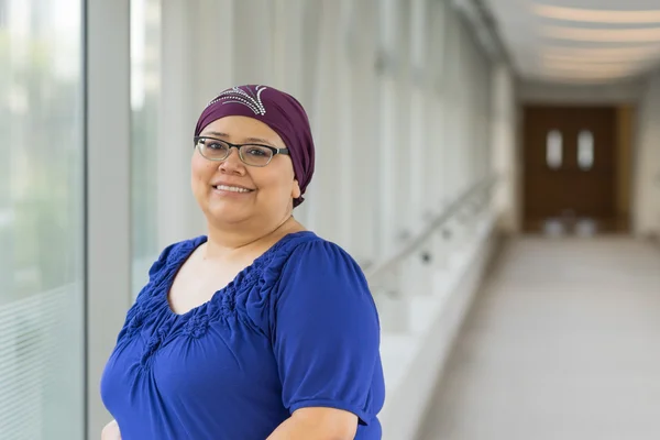 Paciente con cáncer de mama con gorra para el cabello —  Fotos de Stock