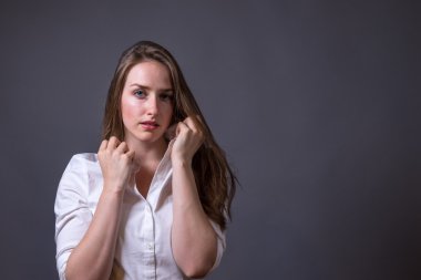 Beyaz düğme-up forması giyen genç kadın