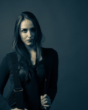 Kadın kravat takıyor ve pantolon askısı