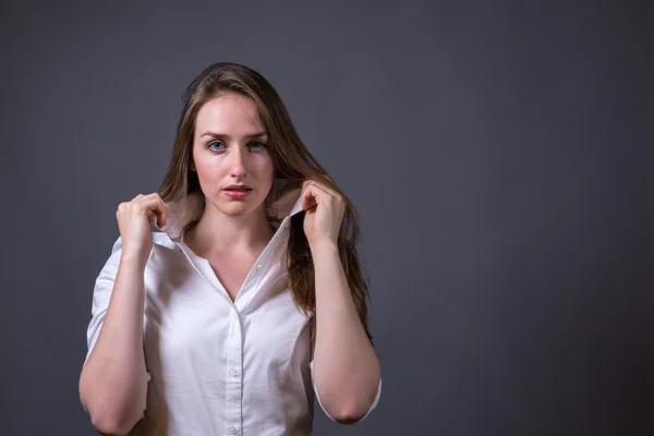 Junge Frau trägt weißes Knopfhemd — Stockfoto