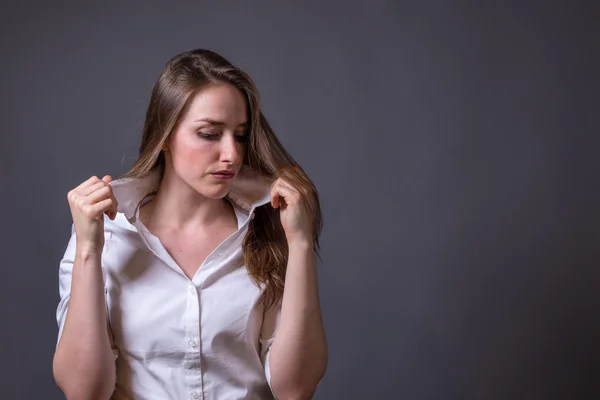 Junge Frau trägt weißes Knopfhemd — Stockfoto