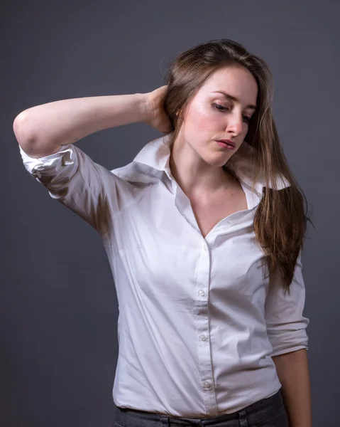 Junge Frau trägt weißes Knopfhemd — Stockfoto