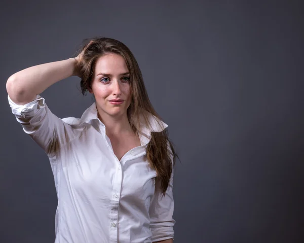 Junge Frau trägt weißes Knopfhemd — Stockfoto