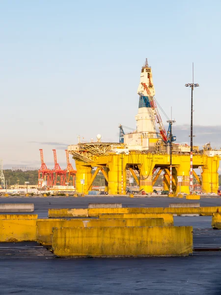 Plataforma de perforación de petróleo Pionero polar acoplado en T-5 —  Fotos de Stock