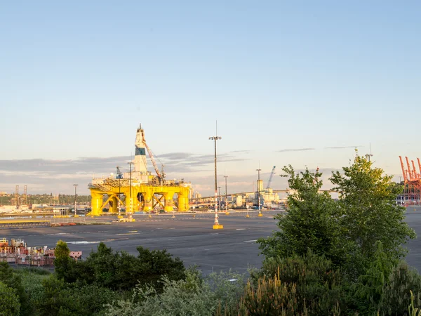 Equipamento de perfuração de óleo pioneiro polar ancorado em T-5 — Fotografia de Stock