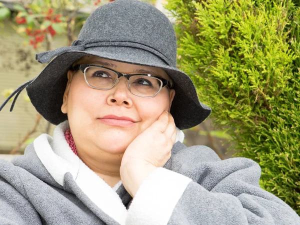 Vrouw In behandeling van kanker beschermt haar huid tegen zon en koude door het dragen van hoed en jas — Stockfoto