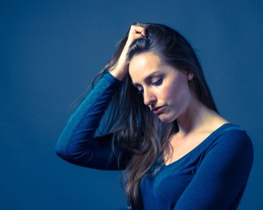 İnce beyaz kadın kasvetli ifade