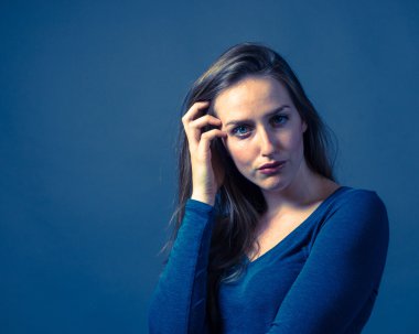 İnce beyaz kadın kasvetli ifade