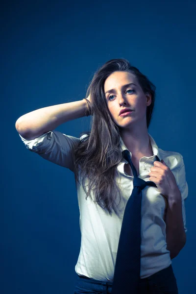 Mulher americana em camisa branca e gravata — Fotografia de Stock