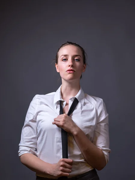 Sottile femminile femminile che indossa cravatta nera — Foto Stock