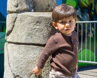 sevimli bebek çeşme karşı eğilir