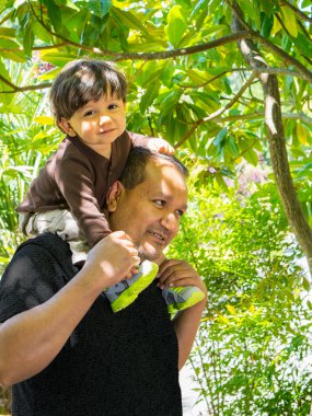 Baba ve oğul birlikte vakit geçiriyorlar.